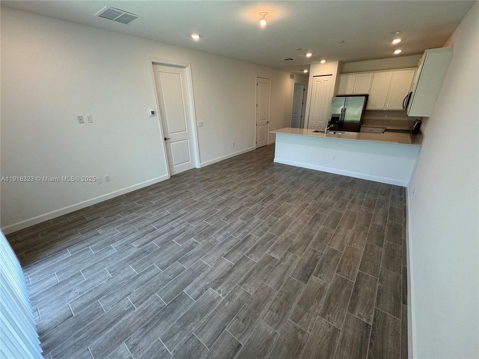 出租: $3,300 (3 贝兹, 3 浴室, 1308 平方英尺)