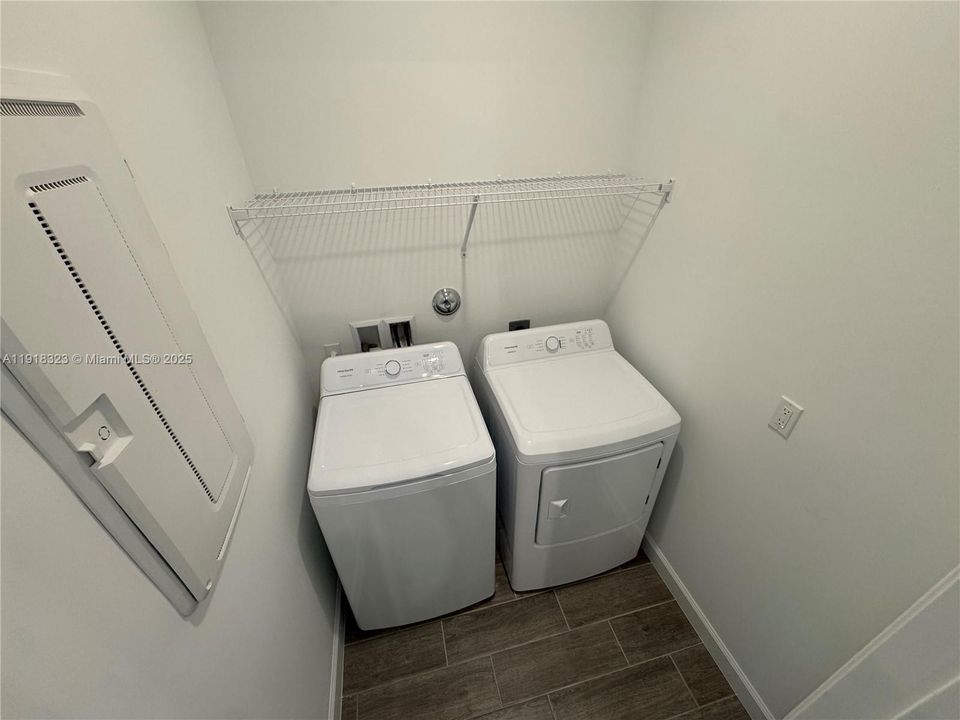 出租: $3,300 (3 贝兹, 3 浴室, 1308 平方英尺)