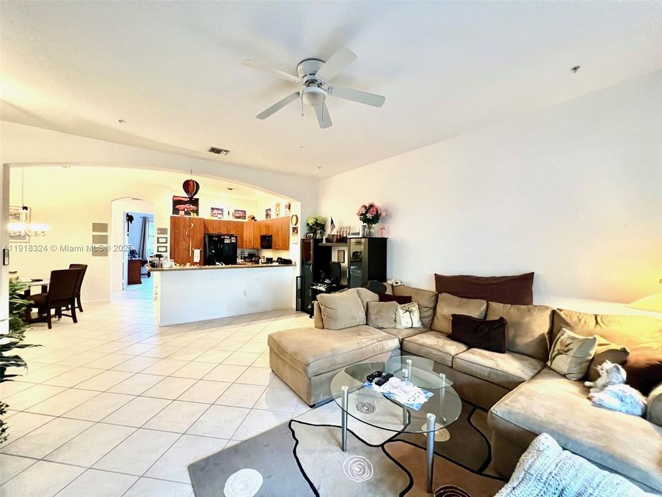 待售: $385,000 (2 贝兹, 2 浴室, 1309 平方英尺)