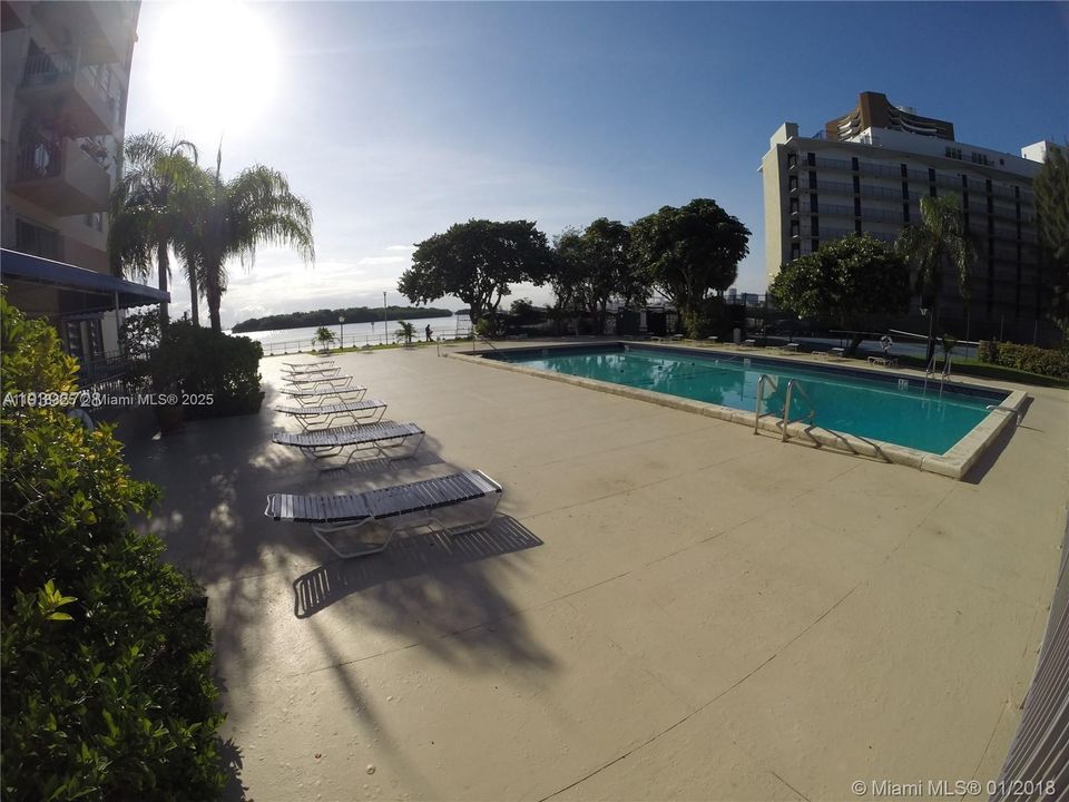 Под контрактом: $1,800 (0 спален, 1 ванн, 580 Квадратных фут)