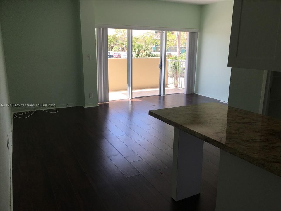 Под контрактом: $1,800 (0 спален, 1 ванн, 580 Квадратных фут)