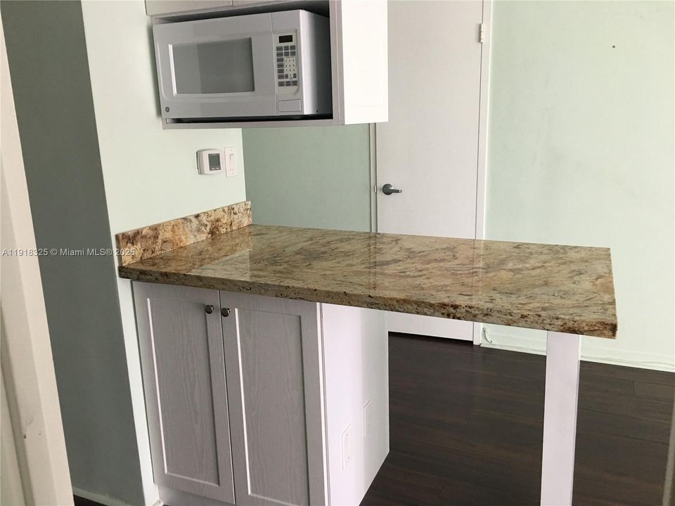 Под контрактом: $1,800 (0 спален, 1 ванн, 580 Квадратных фут)