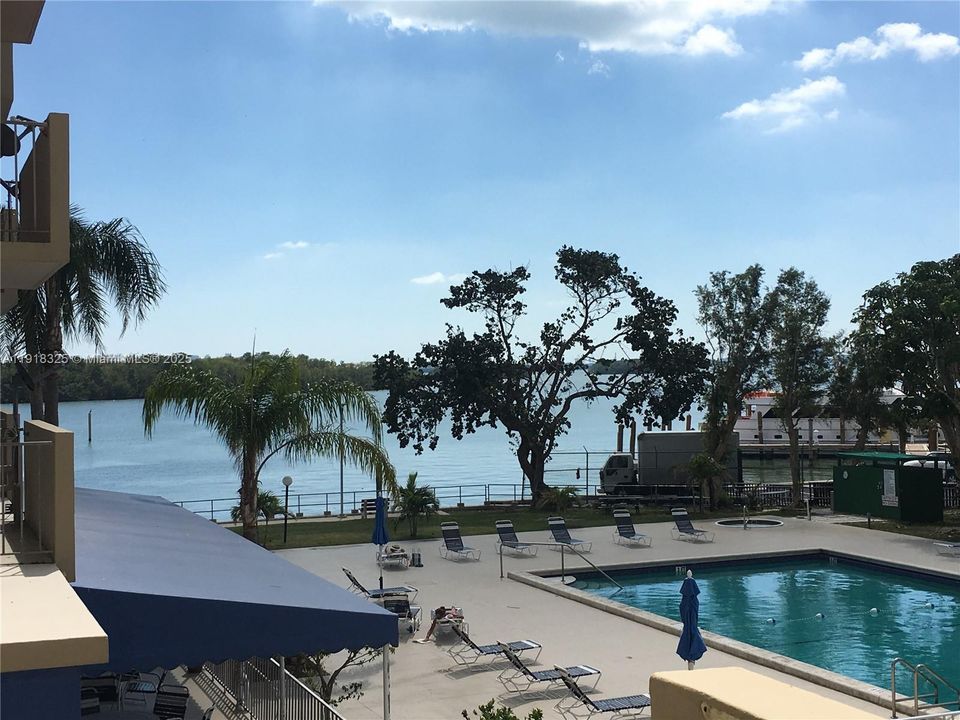 Под контрактом: $1,800 (0 спален, 1 ванн, 580 Квадратных фут)