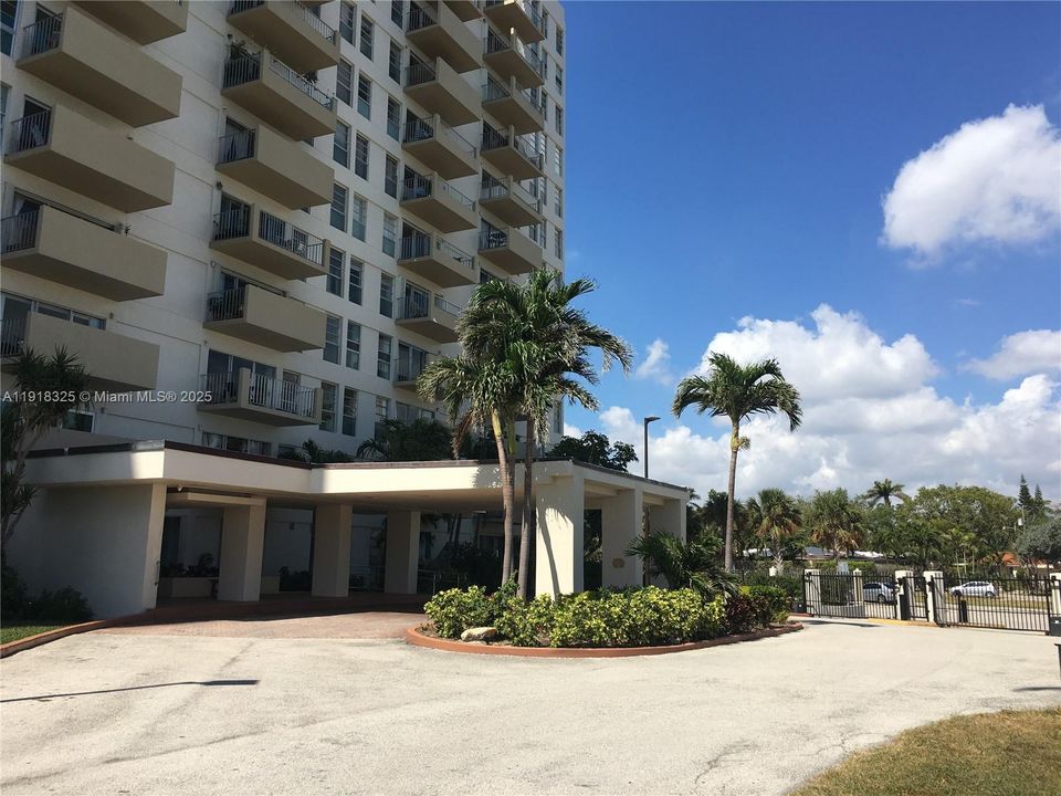 Под контрактом: $1,800 (0 спален, 1 ванн, 580 Квадратных фут)