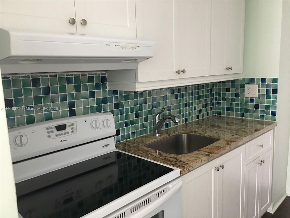 Под контрактом: $1,800 (0 спален, 1 ванн, 580 Квадратных фут)