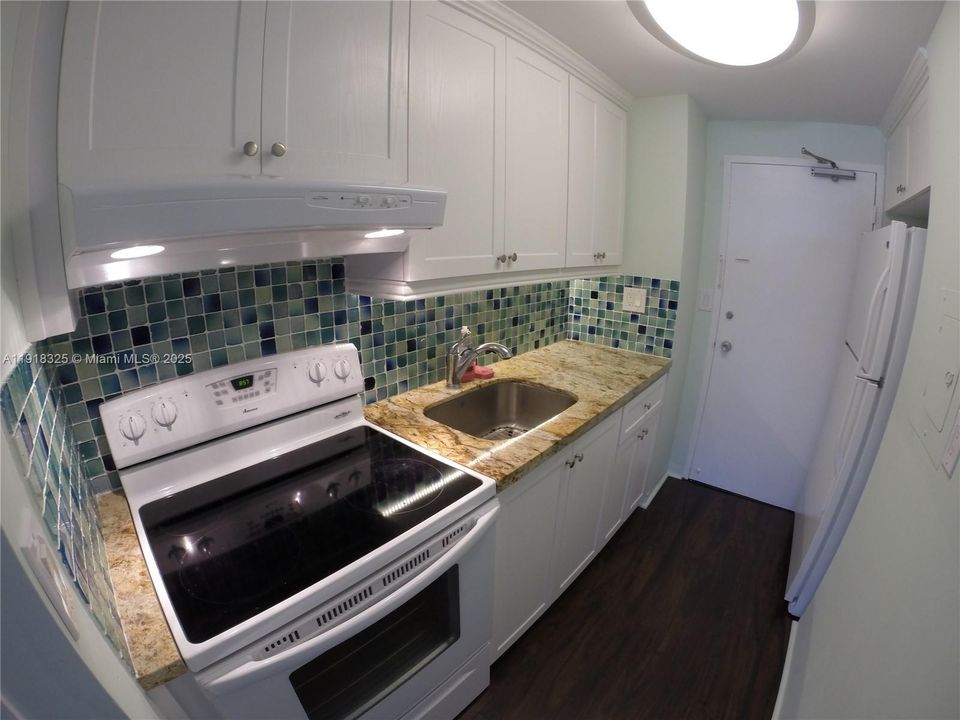 Под контрактом: $1,800 (0 спален, 1 ванн, 580 Квадратных фут)