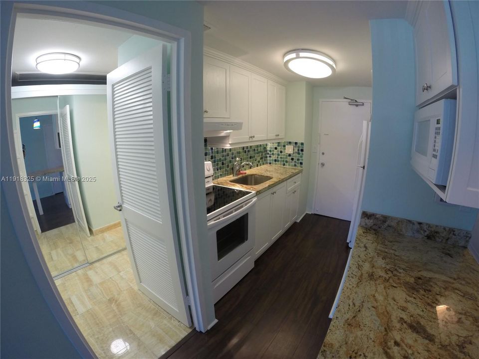 Под контрактом: $1,800 (0 спален, 1 ванн, 580 Квадратных фут)