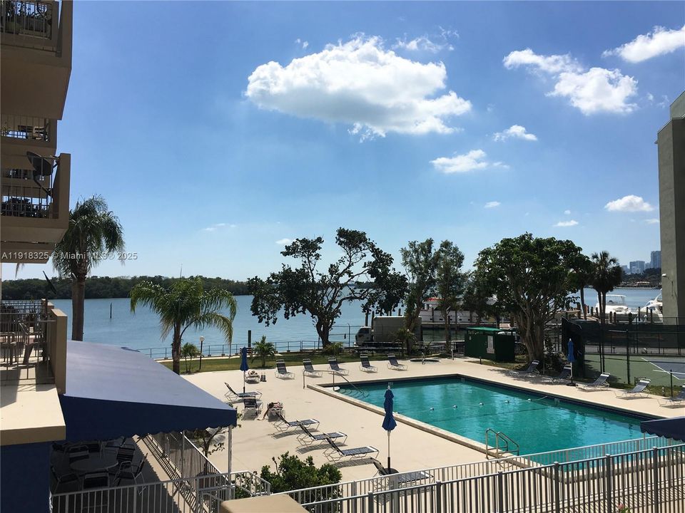 Под контрактом: $1,800 (0 спален, 1 ванн, 580 Квадратных фут)