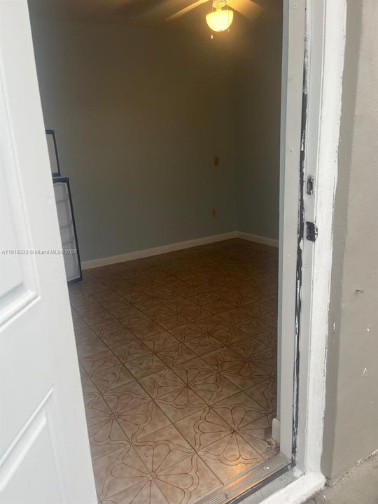 For Rent: $1,500 (1 beds, 1 baths, 300 Square Feet)