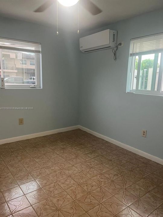 For Rent: $1,500 (1 beds, 1 baths, 300 Square Feet)