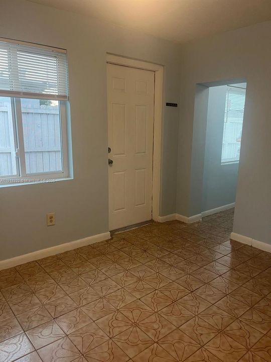 For Rent: $1,500 (1 beds, 1 baths, 300 Square Feet)