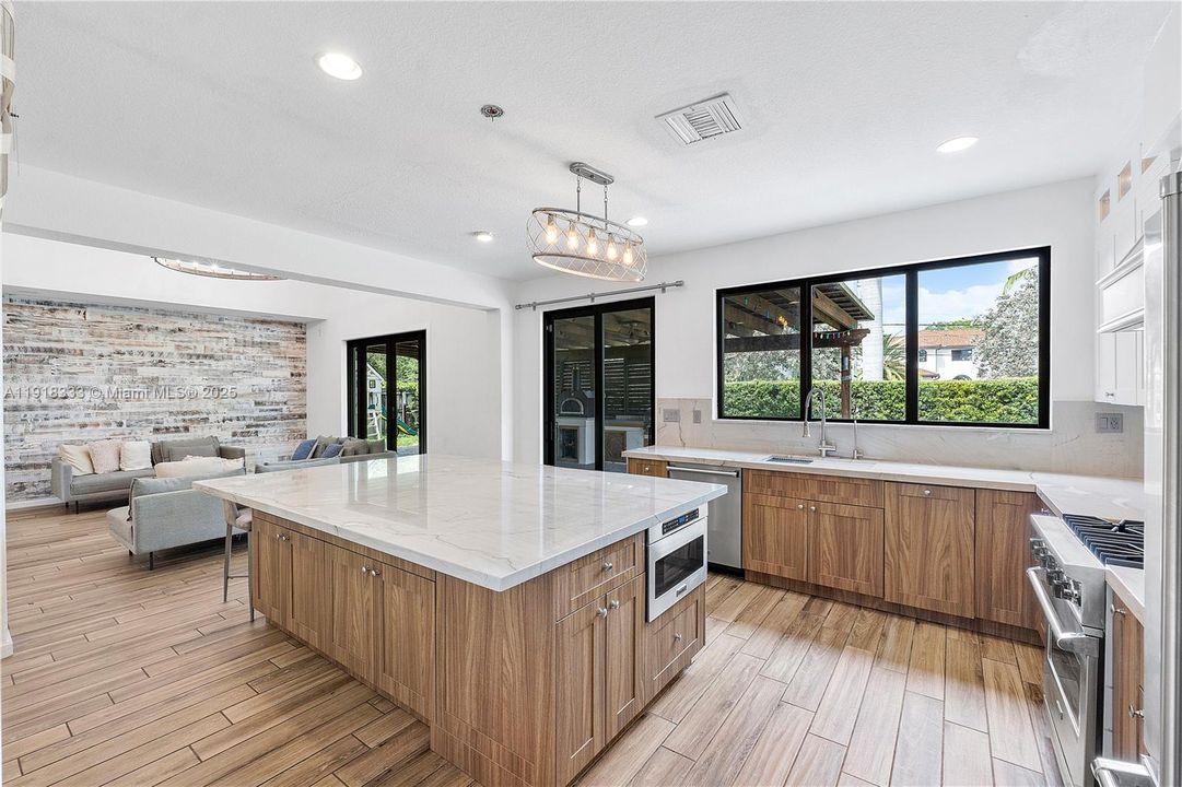 En Renta: $10,000 (6 camas, 3 baños, 2858 Pies cuadrados)