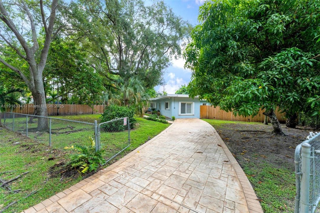 Под контрактом: $1,190,000 (3 спален, 2 ванн, 1044 Квадратных фут)