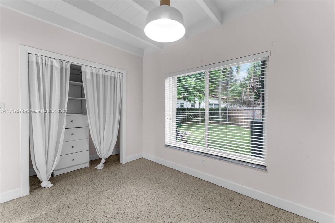 Под контрактом: $1,190,000 (3 спален, 2 ванн, 1044 Квадратных фут)