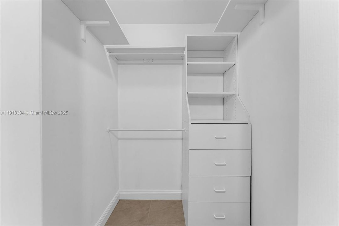 Под контрактом: $1,190,000 (3 спален, 2 ванн, 1044 Квадратных фут)