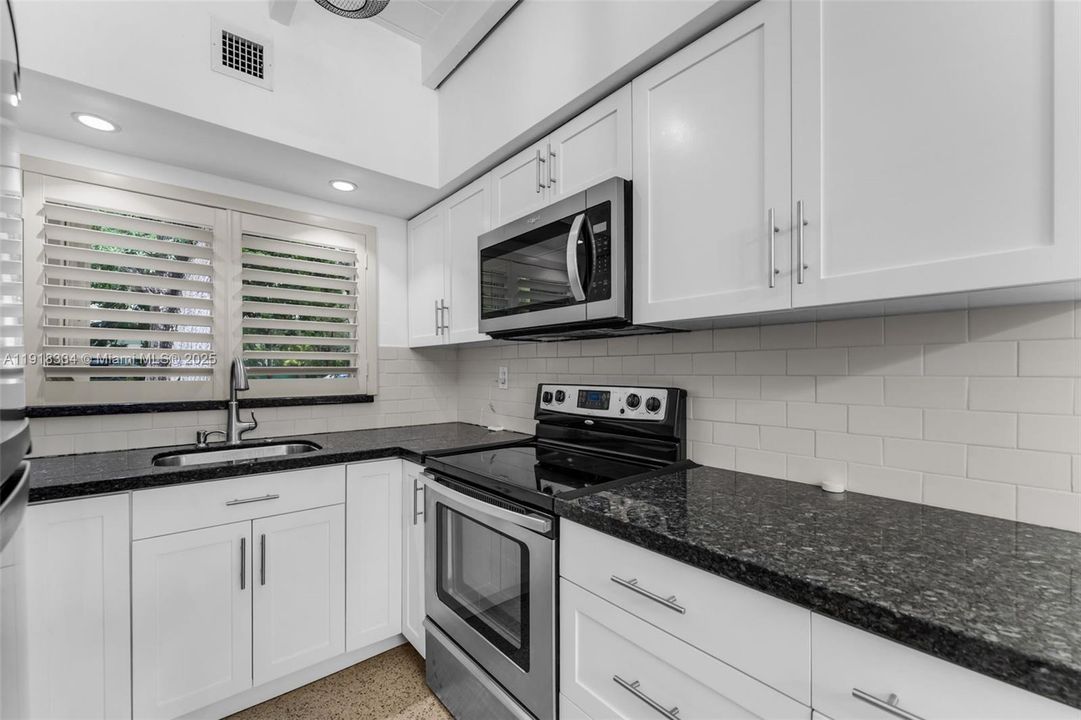 Под контрактом: $1,190,000 (3 спален, 2 ванн, 1044 Квадратных фут)