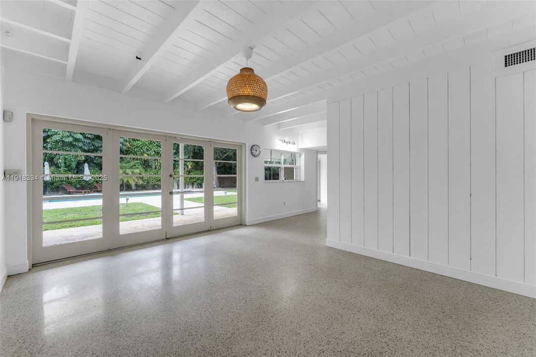 Под контрактом: $1,190,000 (3 спален, 2 ванн, 1044 Квадратных фут)