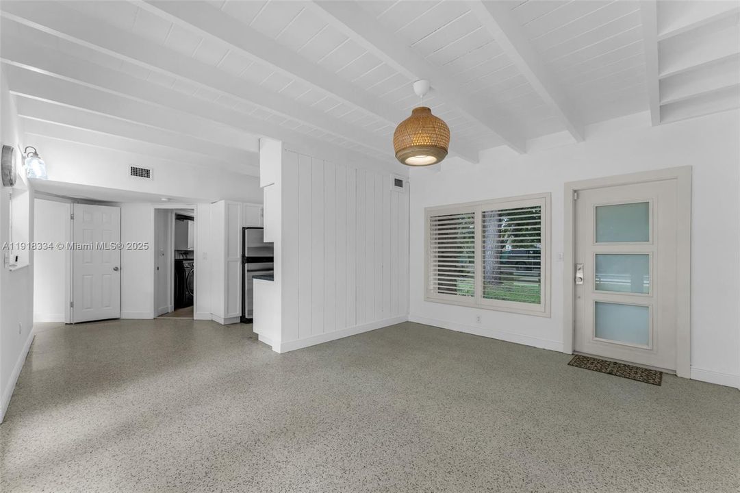 Под контрактом: $1,190,000 (3 спален, 2 ванн, 1044 Квадратных фут)