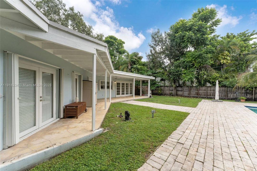 Под контрактом: $1,190,000 (3 спален, 2 ванн, 1044 Квадратных фут)