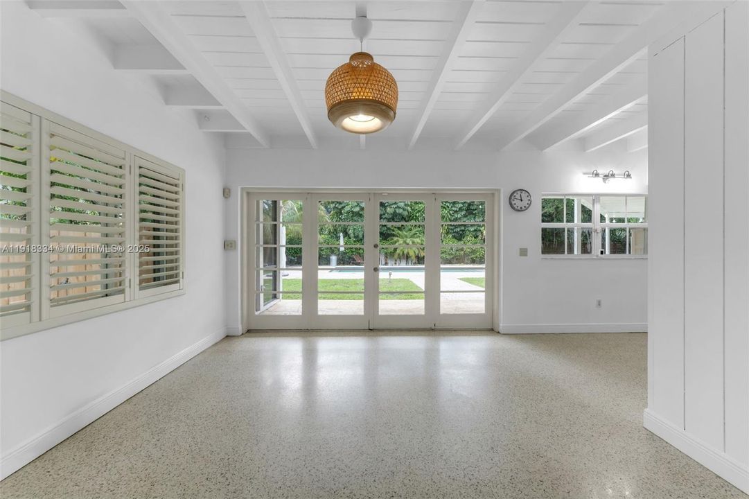 Под контрактом: $1,190,000 (3 спален, 2 ванн, 1044 Квадратных фут)