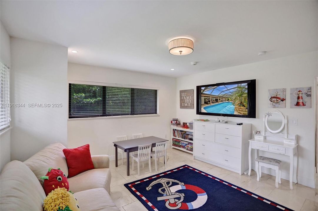 For Sale: $1,900,000 (3 beds, 3 baths, 1970 Square Feet)