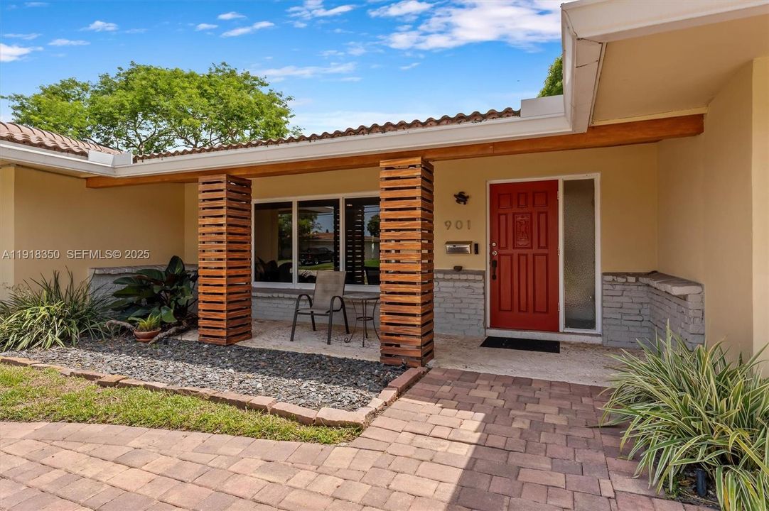 For Sale: $850,000 (4 beds, 2 baths, 2626 Square Feet)