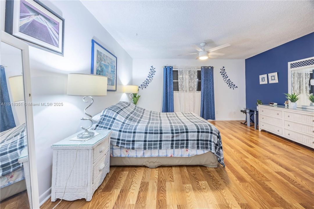 На продажу: $100,000 (1 спален, 1 ванн, 928 Квадратных фут)