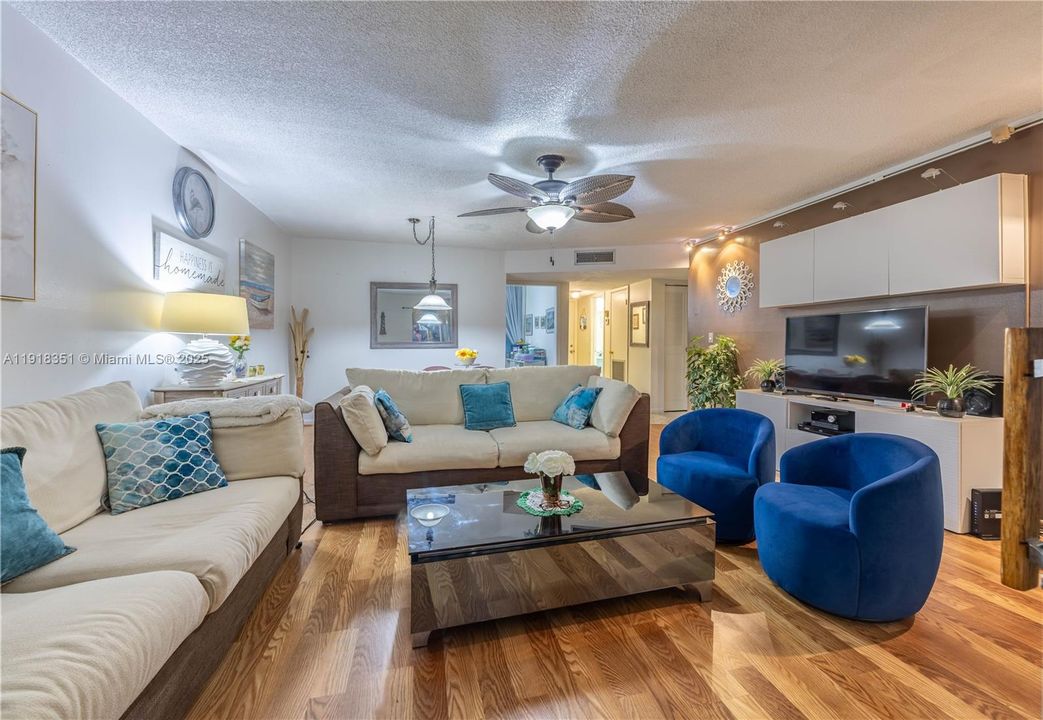 На продажу: $100,000 (1 спален, 1 ванн, 928 Квадратных фут)