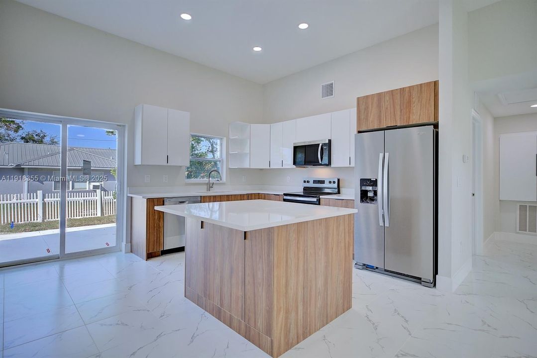 For Sale: $275,000 (2 beds, 2 baths, 1175 Square Feet)