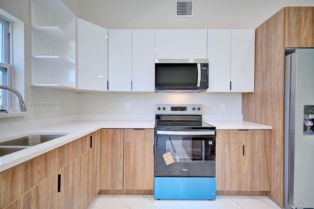 For Sale: $275,000 (2 beds, 2 baths, 1175 Square Feet)