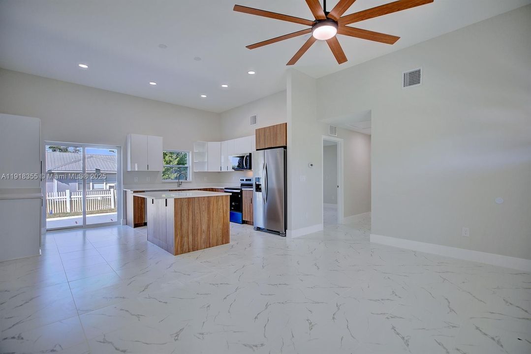 For Sale: $275,000 (2 beds, 2 baths, 1175 Square Feet)