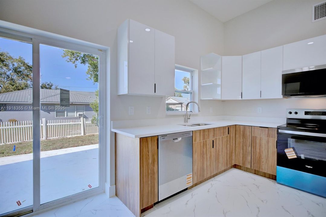 For Sale: $275,000 (2 beds, 2 baths, 1175 Square Feet)