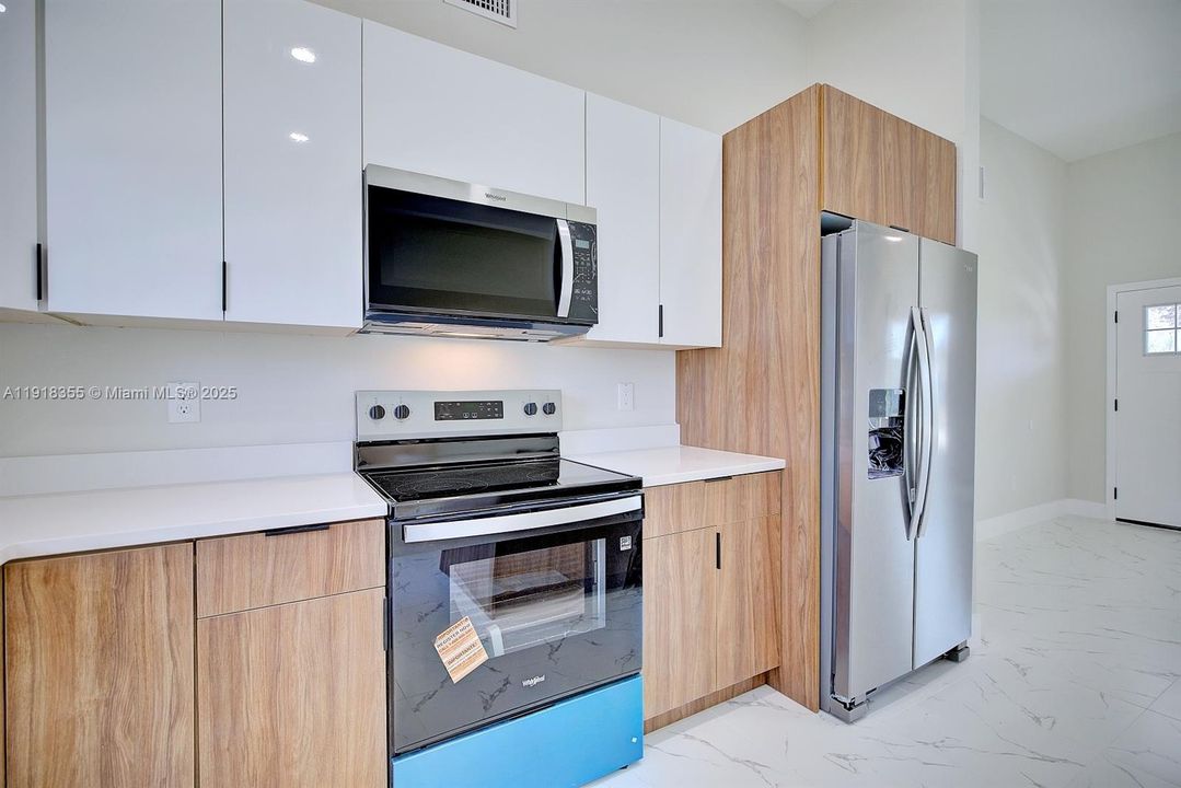 For Sale: $275,000 (2 beds, 2 baths, 1175 Square Feet)