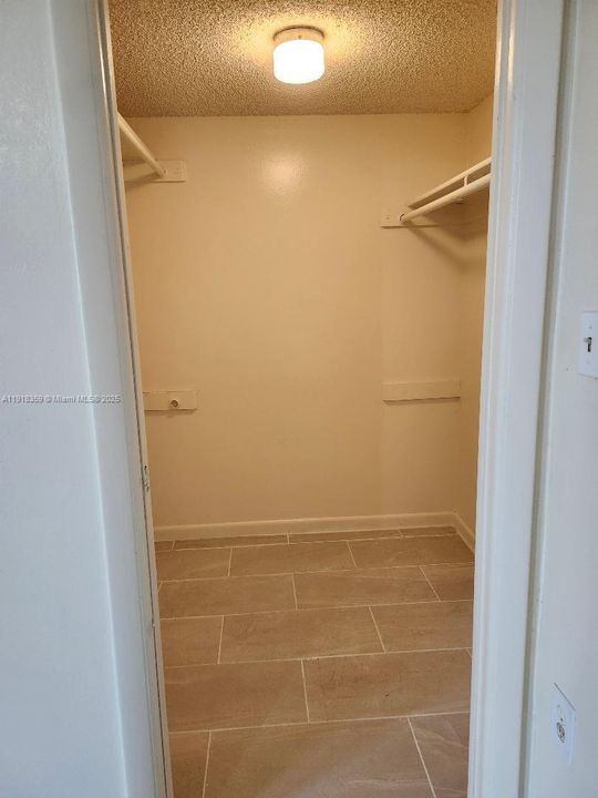 For Sale: $235,000 (2 beds, 2 baths, 965 Square Feet)