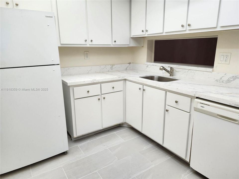 For Sale: $235,000 (2 beds, 2 baths, 965 Square Feet)