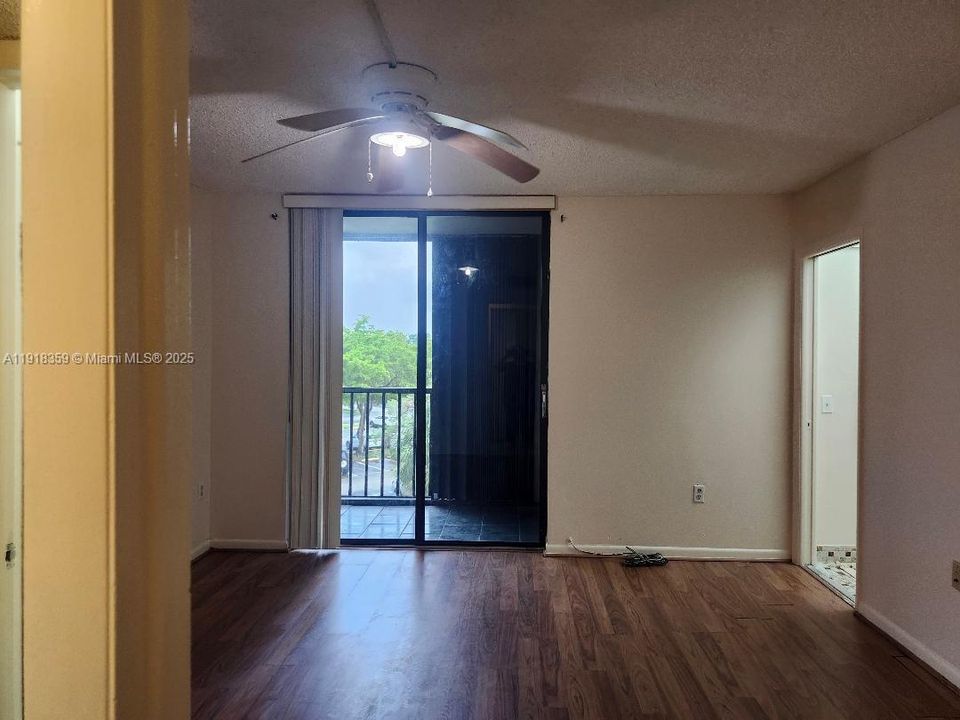 For Sale: $235,000 (2 beds, 2 baths, 965 Square Feet)
