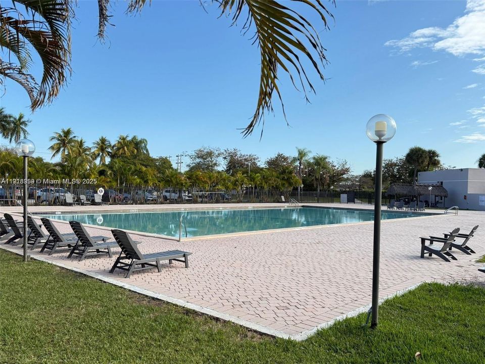 For Sale: $235,000 (2 beds, 2 baths, 965 Square Feet)