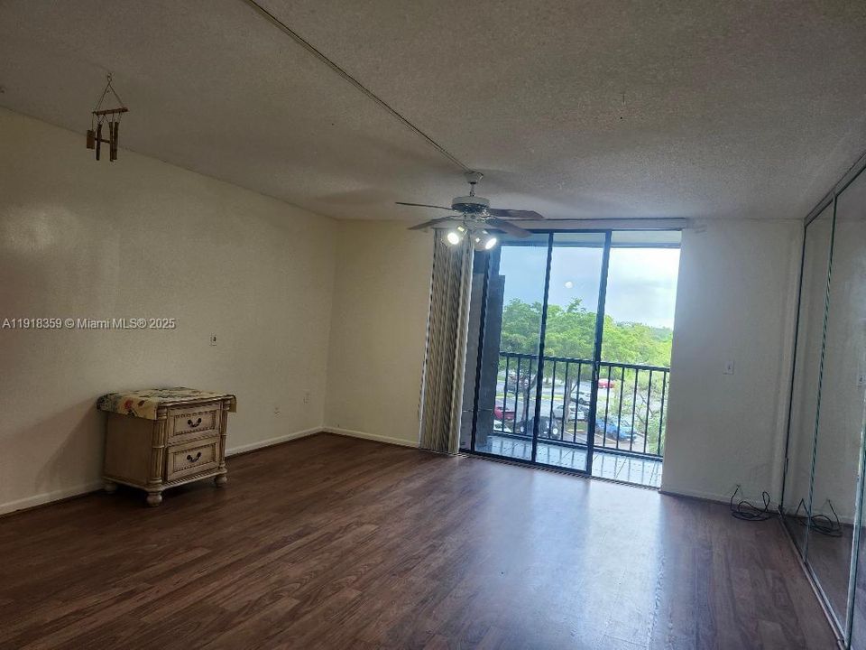 For Sale: $235,000 (2 beds, 2 baths, 965 Square Feet)