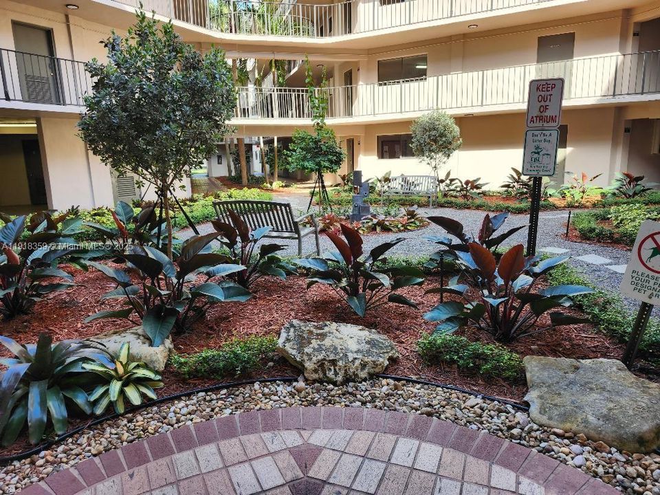 For Sale: $235,000 (2 beds, 2 baths, 965 Square Feet)