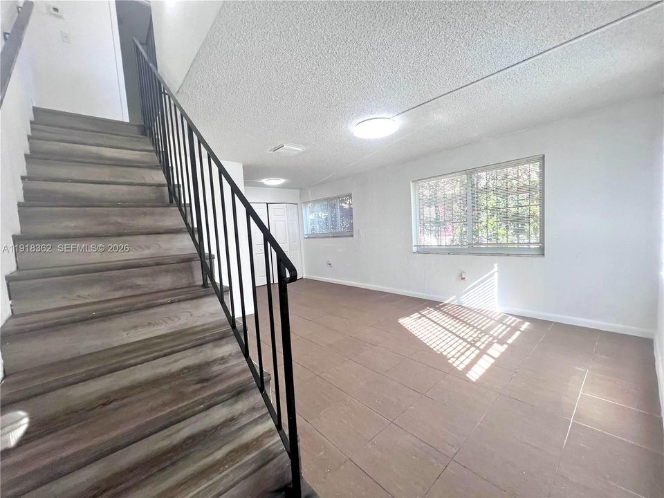 For Rent: $1,975 (2 beds, 1 baths, 3072 Square Feet)