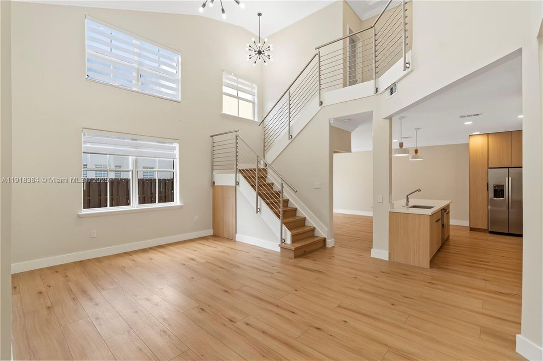 出租: $5,750 (4 贝兹, 3 浴室, 2007 平方英尺)