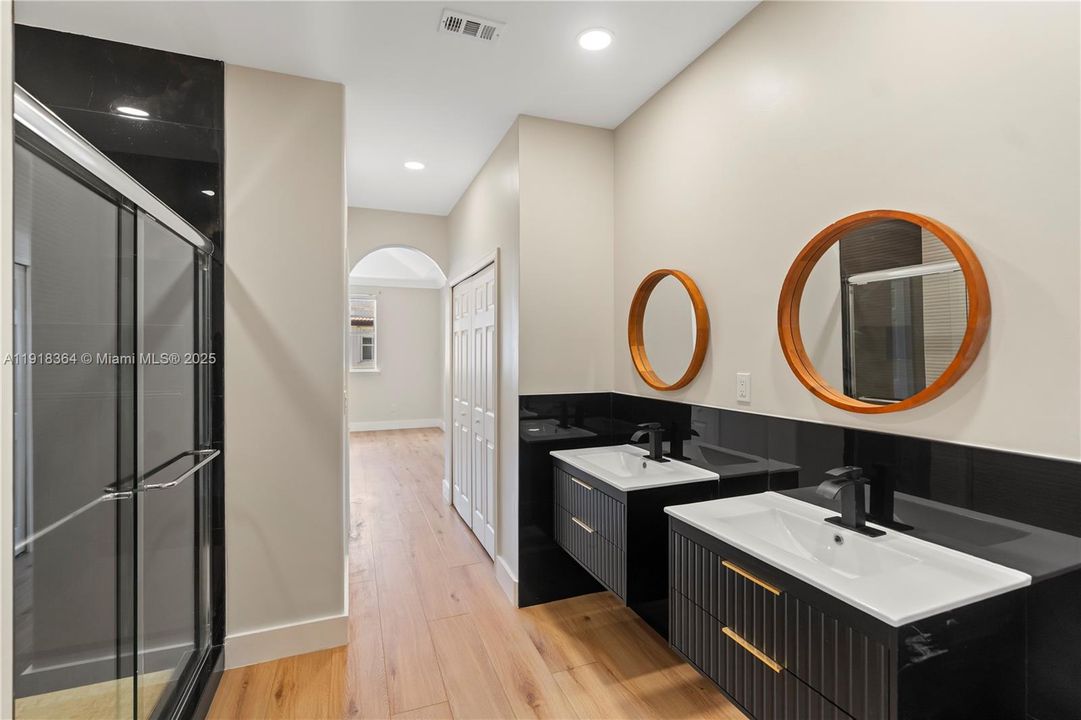 出租: $5,750 (4 贝兹, 3 浴室, 2007 平方英尺)