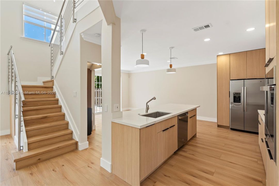 出租: $5,750 (4 贝兹, 3 浴室, 2007 平方英尺)