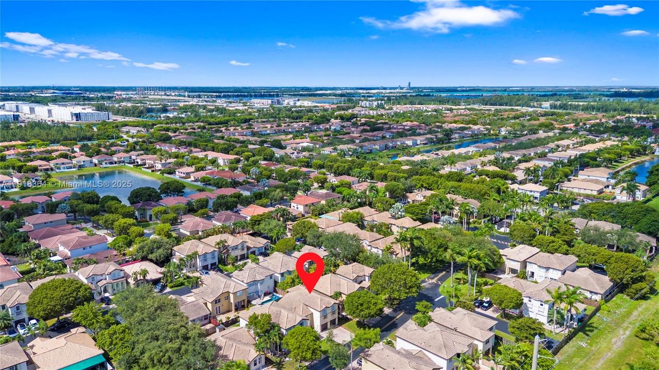 出租: $5,750 (4 贝兹, 3 浴室, 2007 平方英尺)