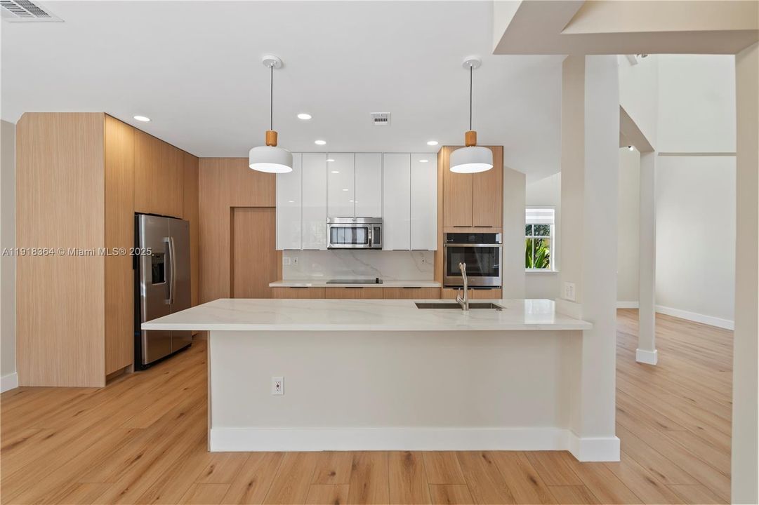 出租: $5,750 (4 贝兹, 3 浴室, 2007 平方英尺)