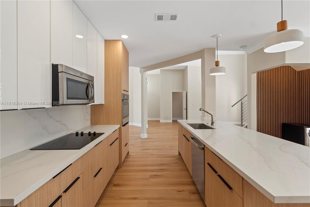 出租: $5,750 (4 贝兹, 3 浴室, 2007 平方英尺)