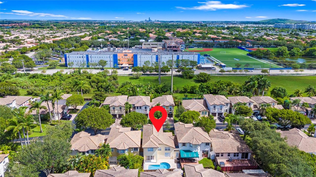 出租: $5,750 (4 贝兹, 3 浴室, 2007 平方英尺)