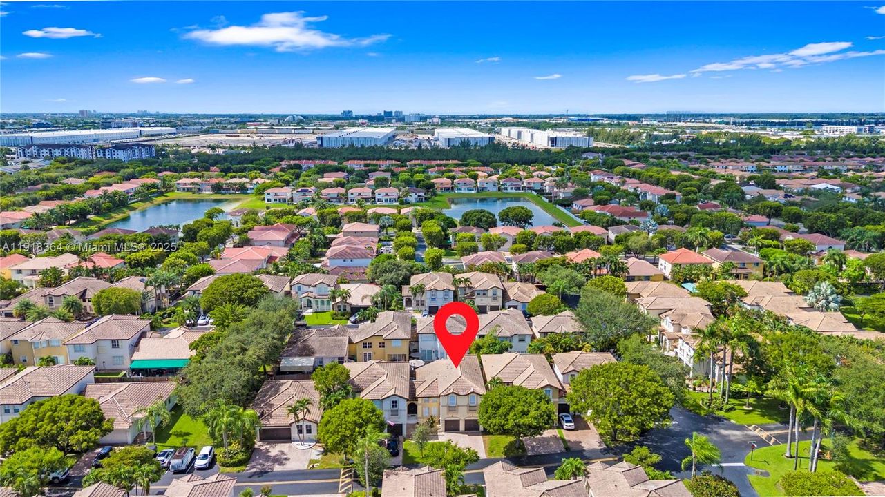 出租: $5,750 (4 贝兹, 3 浴室, 2007 平方英尺)