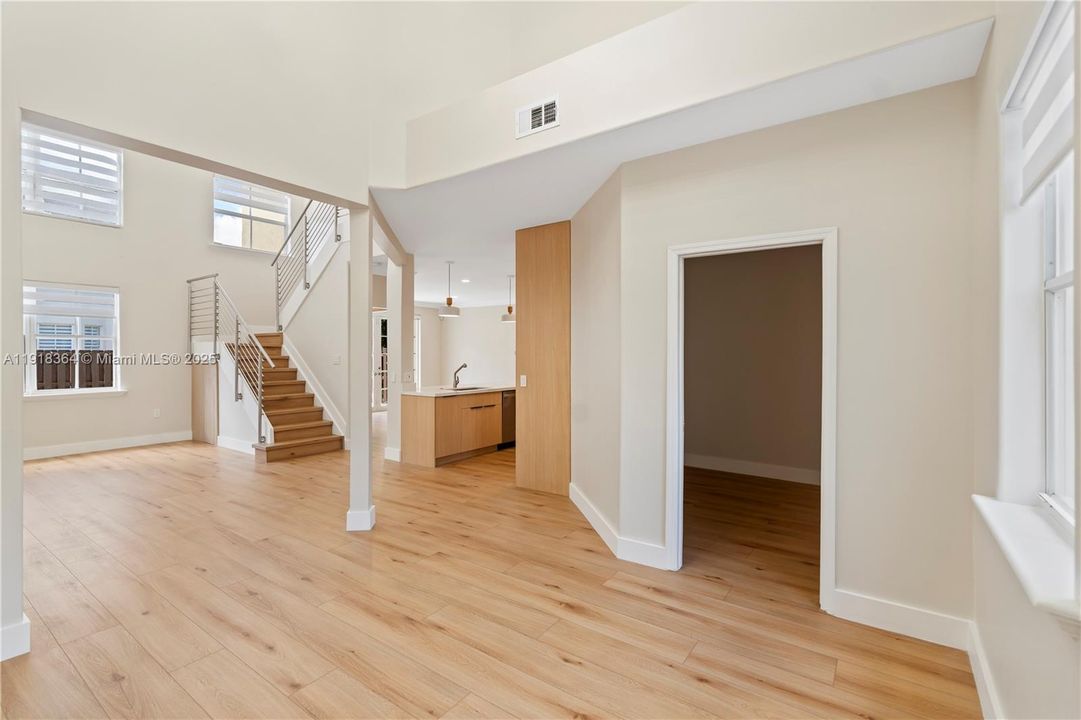 出租: $5,750 (4 贝兹, 3 浴室, 2007 平方英尺)