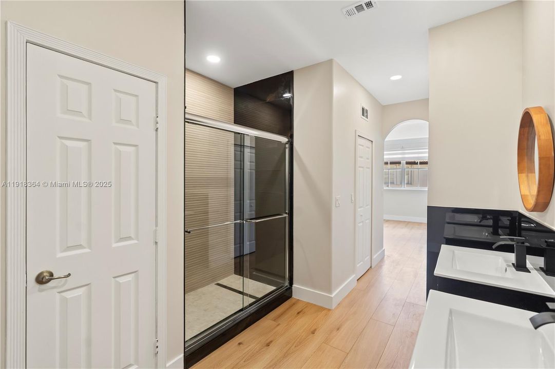 出租: $5,750 (4 贝兹, 3 浴室, 2007 平方英尺)